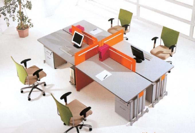 El escritorio del tablero de las divisiones, del vidrio esmerilado y