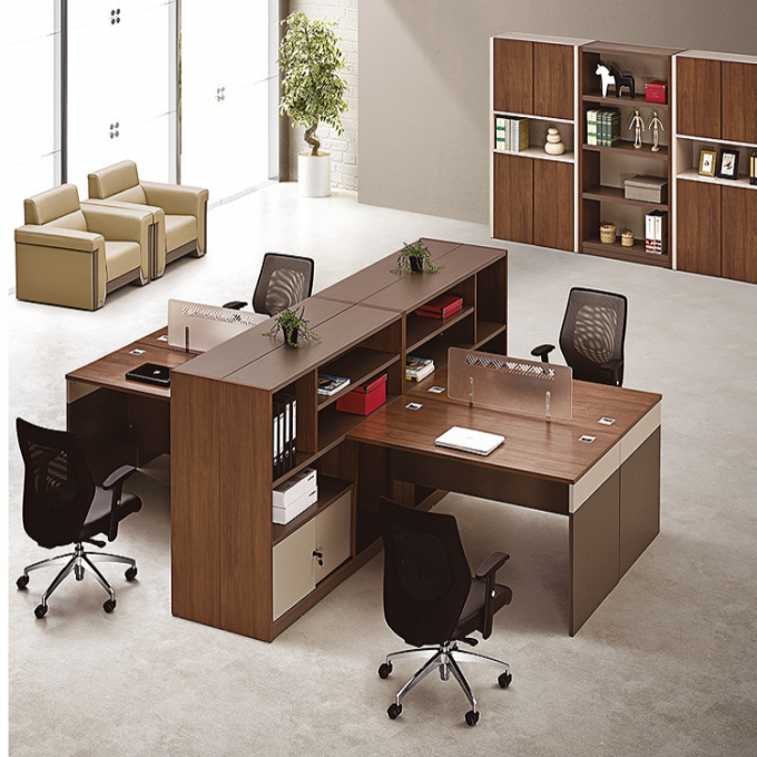 Divisiones de cuatro personas de los muebles de oficinas del puesto de