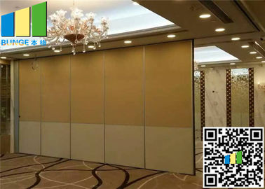 El desplazamiento de la tela acústica artesona la pared de división movible de la oficina del hotel