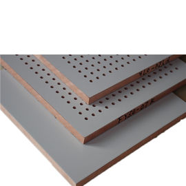 Melamina ignífuga acústica de madera perforada del panel de pared de la fibra de poliéster acabada