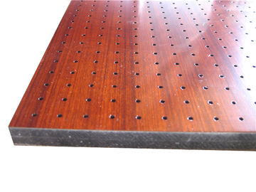 El panel de techo suspendido de madera perforado decorativo de aluminio del compuesto de los paneles