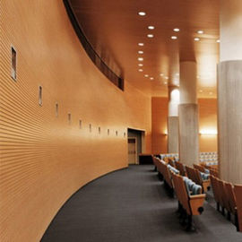 El sonido de la decoración interior absorbe los paneles acústicos acanalados de madera