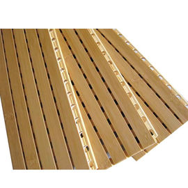 El panel acústico acanalado madera acabado ignífugo del sitio de la función del tablero fonoabsorbente