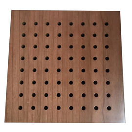 Absorción sana acústica perforada de los paneles de pared de madera decorativa de los pasillos