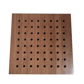 La pared de madera perforada de los paneles acústicos del aislamiento sano sube a interior