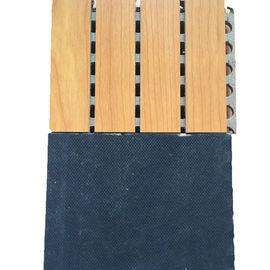 Los paneles de madera acústicos acanalados final de la prueba del sonido del MDF de la melamina con los agujeros