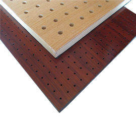 Hojas de madera de madera perforadas del revestimiento de madera de pared de los paneles acústicos de la sala de reunión