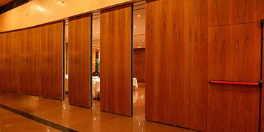 Paredes de división plegables de desplazamiento insonoras de madera movibles para el hotel altura de 2 metros