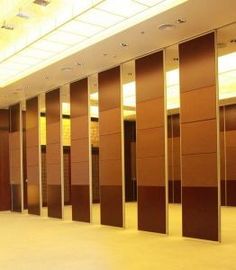 Anchura plegable movible de madera de Malasia 500m m de las paredes de división del restaurante