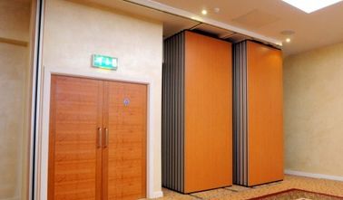 Paredes de división plegables acústicas movibles del hotel que resbalan las puertas de madera