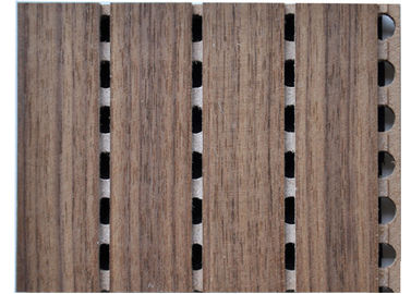 Los paneles fonoabsorbentes acanalados de madera del auditorio ECO, difusor de madera de los sonidos