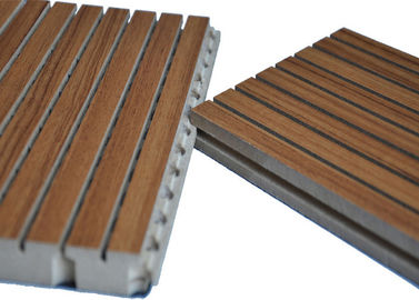 Los paneles fonoabsorbentes acanalados de madera del auditorio ECO, difusor de madera de los sonidos