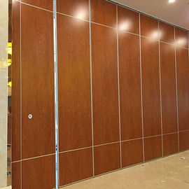 La pared movible del plegamiento acústico decorativo interior de la ejecución divide el sistema