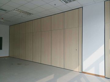 Paredes de división plegables insonoras de madera operables Malasia para la sala de conferencias