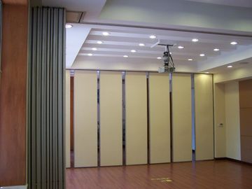 Pared de división acústica de la oficina del color de encargo/puertas plegables de madera de la división de la puerta deslizante