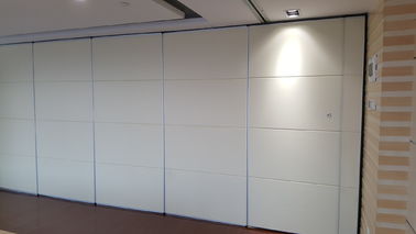 Sala de conferencias que dobla el sistema de suspensión de aluminio operable de la ejecución de las paredes de división