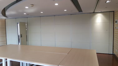 Sala de conferencias que dobla el sistema de suspensión de aluminio operable de la ejecución de las paredes de división