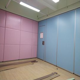 Color de cuero de madera plegable operable acústico del rosa del final de las divisiones de la pared de la sala de clase