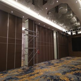 Puertas deslizantes acústicas de la pared de división del diseño de madera interior para el auditorio/el banquete Pasillo