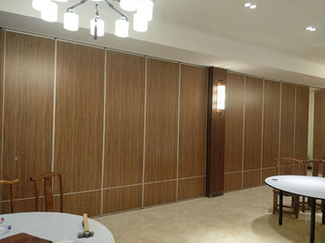 Oficina de madera material de la prueba de los sonidos que resbala las paredes de división para la sala de conferencias
