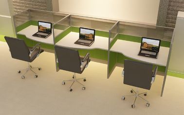 Divisiones materiales de madera modernas de los muebles de oficinas para el servicio del OEM de 3 personas