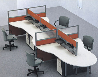 El escritorio del tablero de las divisiones, del vidrio esmerilado y del metal de los muebles de oficinas del multicolor abre el puesto de trabajo de la oficina de 4 personas
