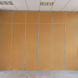 Paredes de división plegables de la sala de reunión con el paso con el acceso de la puerta