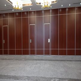 Paredes de división plegables de madera movibles acústicas de Pasillo del banquete con la puerta doble del paso