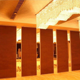 Paredes de división plegables de madera movibles acústicas de Pasillo del banquete con la puerta doble del paso