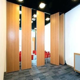 Pared de división movible decorativa del panel acústico del plegamiento interno acústico de la sala de conferencias