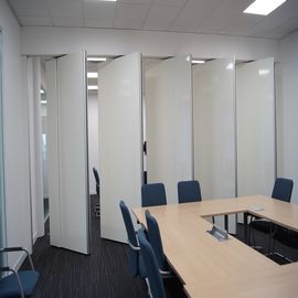 Pared de división movible decorativa del panel acústico del plegamiento interno acústico de la sala de conferencias