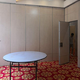 El mueble acústico del salón de baile empareda el sistema que dobla resbalando las paredes de división para el banquete Pasillo