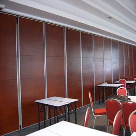 La prueba de los sonidos del restaurante divide las paredes movibles de aluminio de la sala de banquetes