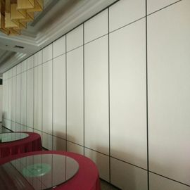 La prueba de los sonidos del restaurante divide las paredes movibles de aluminio de la sala de banquetes