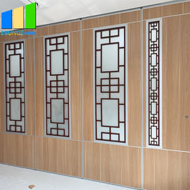 El mueble que resbala las paredes de división incluye el diseño de cristal de la parrilla con el marco de aluminio