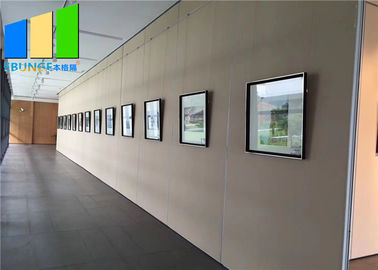 Prueba de los sonidos de la sala de exposición que dobla el proyecto movible de Malasia de las paredes de división