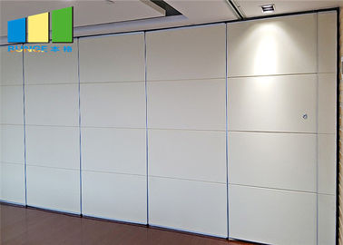 Color blanco que dobla deslizando los divisores acústicos operables de la sala de conferencias de las paredes de división