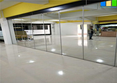 Pared de división plegable del panel movible insonoro superficial del espejo para el sitio de la danza del gimnasio