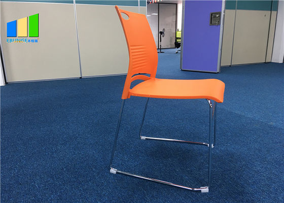 La silla plástica del visitante de la oficina del polipropileno modificó sillas para requisitos particulares de entrenamiento apilables