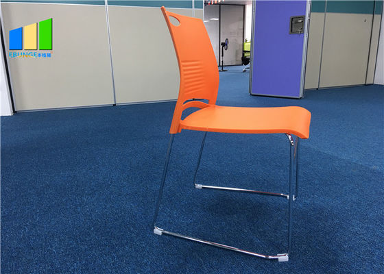La silla plástica del visitante de la oficina del polipropileno modificó sillas para requisitos particulares de entrenamiento apilables