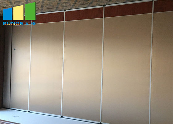 Prueba de los sonidos que absorbe el panel plegable de desplazamiento movible de la división de la pared con la puerta del paso