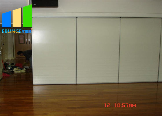 Paredes de división acústicas de madera laminadas blancas de la puerta plegable de la sala de clase de Malasia