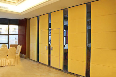 División acústica de madera de la pared del balanceo del hotel con las puertas deslizantes