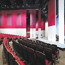 Paredes de división plegables de madera interiores del auditorio con el marco de aluminio