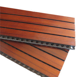 Los paneles fonoabsorbentes acanalados de madera del panel acústico de la sala de reunión