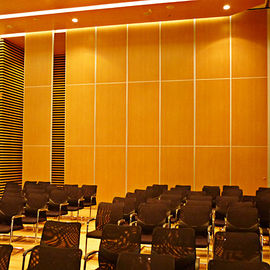 Los paneles fonoabsorbentes acanalados de madera del panel acústico de la sala de reunión
