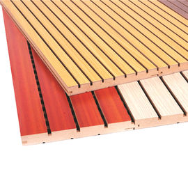 Fuego y los paneles acústicos de madera acanalados material fonoabsorbente de la madera