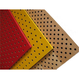 Los paneles acústicos de madera perforados amarillos ignifugan el panel de pared superficial de los sonidos de la chapa