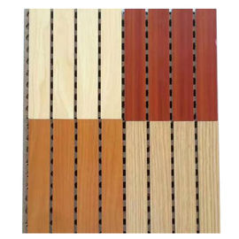 El panel acústico acanalado de madera del auditorio decorativo con la superficie de la melamina
