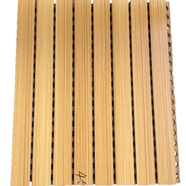 La pared compuesta sube a las tejas acústicas acanaladas el plástico de madera de la fibra para las paredes de la insonorización